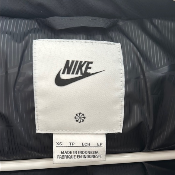Nike Black Puffer Jacket - Picture 5 of 7